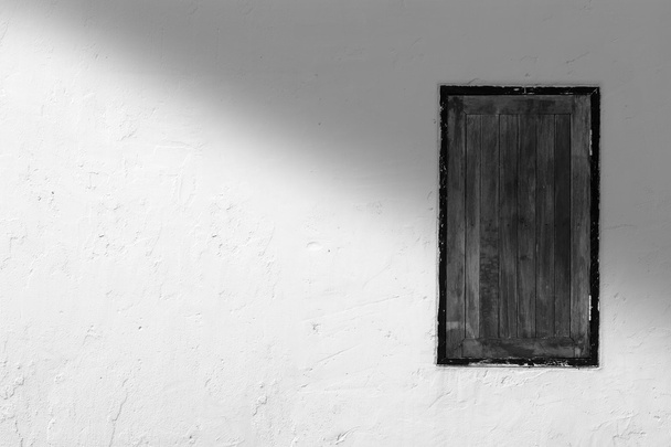 Pared blanca y ventana de madera con sombra desde arriba a la derecha
 - Foto, imagen