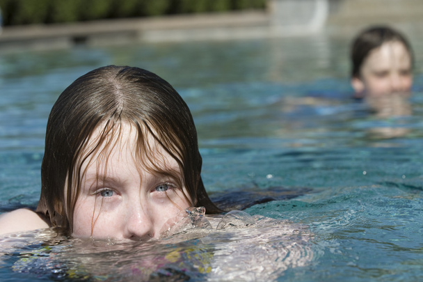 lány fúj buborékok medencében - Fotó, kép