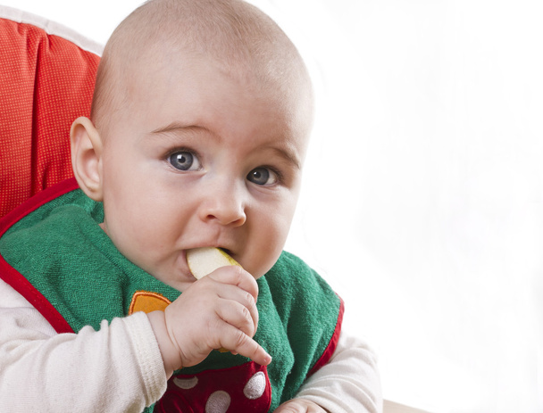μωρό κάθεται και τρώει ένα μήλο - Φωτογραφία, εικόνα