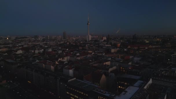 日没後の都市部の建物の空中パノラマ映像. バックグラウンドでミッテ地区とフェルナシュトゥムの夜景を眺める. ベルリン, ドイツ. - 映像、動画