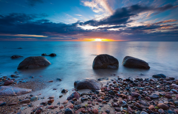 Hermosa orilla del mar rocoso
 - Foto, imagen