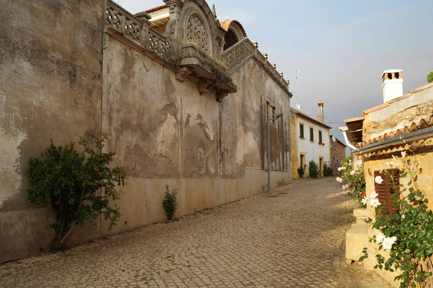 The Marrocos House, Casa de Marrocos, eklektikus terjeszkedő kastély, oldalnézet macskaköves utcával napnyugtakor, Idanha-a-Velha, Portugália - május 18, 2023 - Fotó, kép