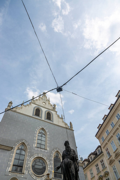 Viena, Austria - 20 de junio de 2023: La Fuente de Moisés en la Franciscanerplatz de Viena - Foto, imagen
