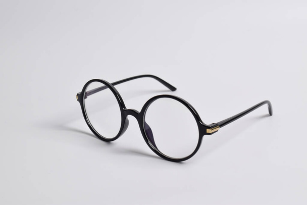 Stilvolle Brille mit runden schwarzen Rahmen, isoliert auf weißem Hintergrund. Anti-UV-Brille - Foto, Bild