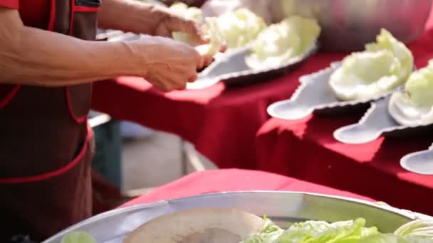 Restaurantküche Frau bereitet Fischgerichte für Kunden zu . - Filmmaterial, Video