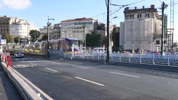γαλοπούλα istanbul 1 Ιούνιος 2023. T1 τραμ στη γέφυρα στο Eminonu , - Πλάνα, βίντεο