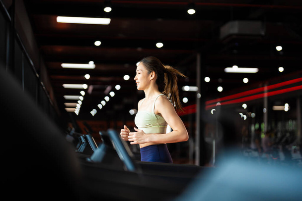 Jovem mulher asiática correndo na esteira - Fitness Gym Exercício - Foto, Imagem