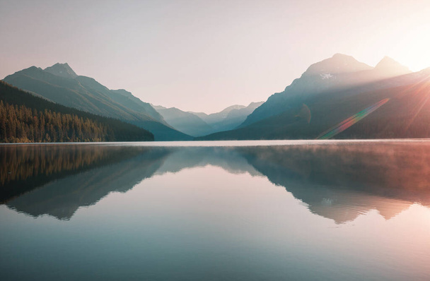 schöner Bowman-See mit Reflexion der spektakulären Berge im Gletscher-Nationalpark, Montana, USA. - Foto, Bild