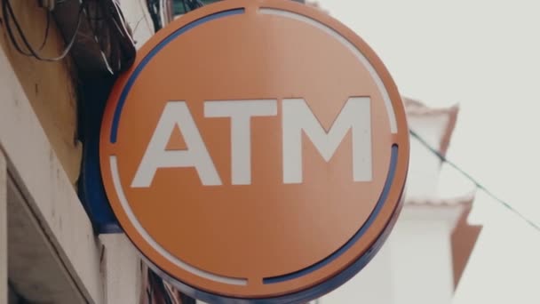 Şehirde ATM tabelası var. Para, elektronik ödeme, para transferi veya diğer finansal işlemler için para makinesi hakkında bilgi işareti. - Video, Çekim
