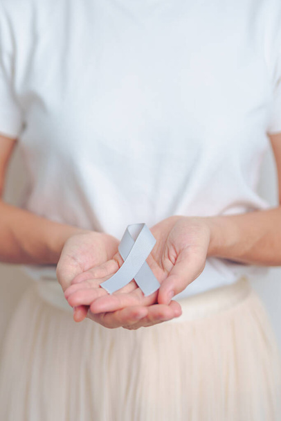 Conciencia del cáncer cerebral Mayo mes, mujer con cinta de color gris para apoyar a las personas de la vida. Salud y concepto del Día Mundial del Cáncer - Foto, Imagen