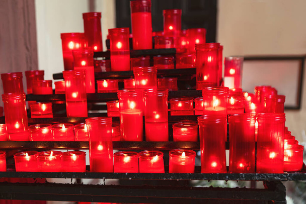 Палаючі червоні свічки в церкві. Великодній вогонь  - Фото, зображення