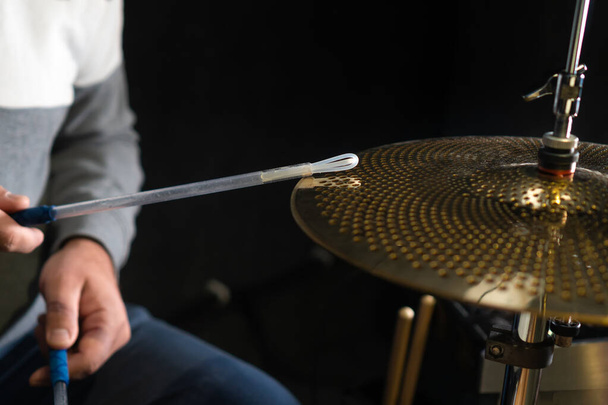 Schlagzeuger hinter dem Schlagzeug im Studio, bei einem Konzert. Professionelles Schlagzeug in Nahaufnahme. - Foto, Bild