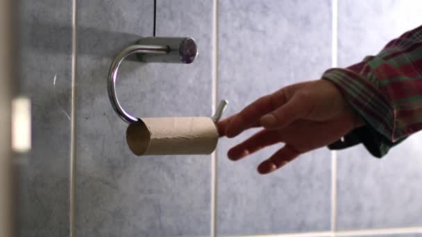 mão mudando papel higiênico no banheiro médio 4k tiro câmera lenta foco seletivo  - Filmagem, Vídeo