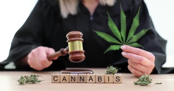 Complexités de la législation sur le cannabis et feuilles de chanvre de marijuana avec juge marteau au tribunal. Droit et concept judiciaire - Séquence, vidéo