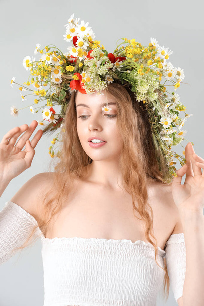 Krásná mladá žena v květinové věnec na světlém pozadí. Letní slunovrat - Fotografie, Obrázek