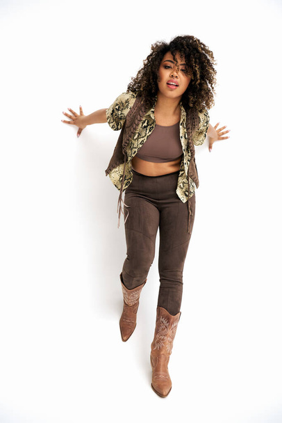 весела молода афроамериканка з анімаційним принтом на одязі deonair, дивлячись на камеру - Фото, зображення