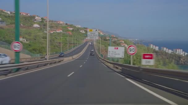 POV οδήγησης οχημάτων, λοφώδες τοπίο ταξίδια αυτοκίνητο, ακτή του Ατλαντικού καμπυλωτό ασφαλτοστρωμένο δρόμο άποψη. Όμορφη φύση του νησιού της Μαδέρας, Πορτογαλία. - Πλάνα, βίντεο