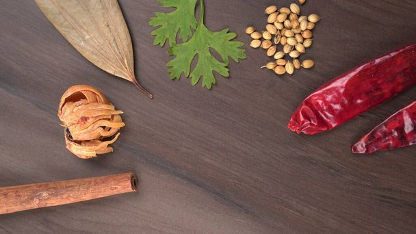 Spezie ed erbe indiane su fondo di legno. Cibo e cucina ingredienti - Foto, immagini