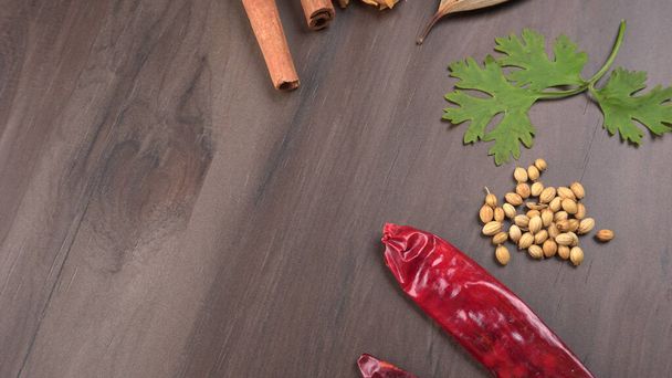 Indické koření a byliny na dřevěném pozadí. Jídlo a kuchyňské přísady - Fotografie, Obrázek