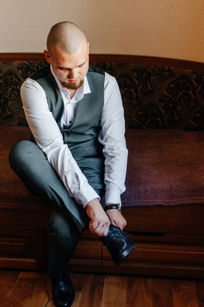 the groom puts on shoes - Photo, Image