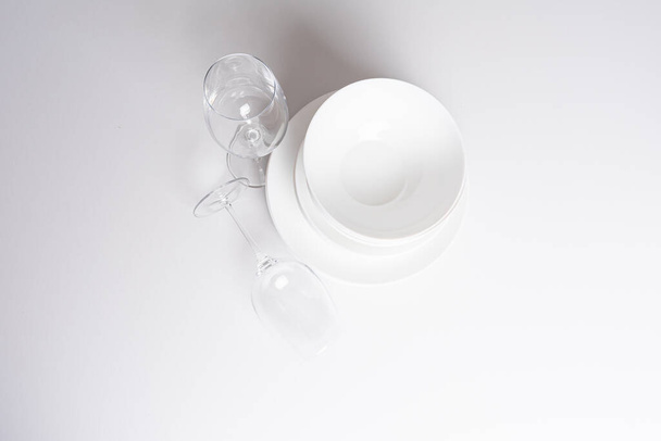 порожній білий посуд і окуляри на білому тлі - Фото, зображення