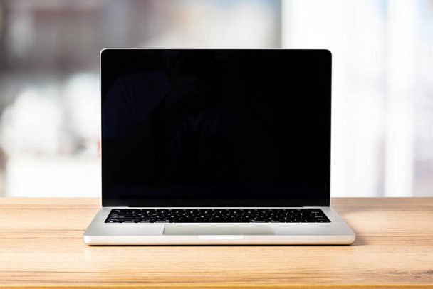  laptop με μαύρη οθόνη σε ξύλινο φόντο - Φωτογραφία, εικόνα