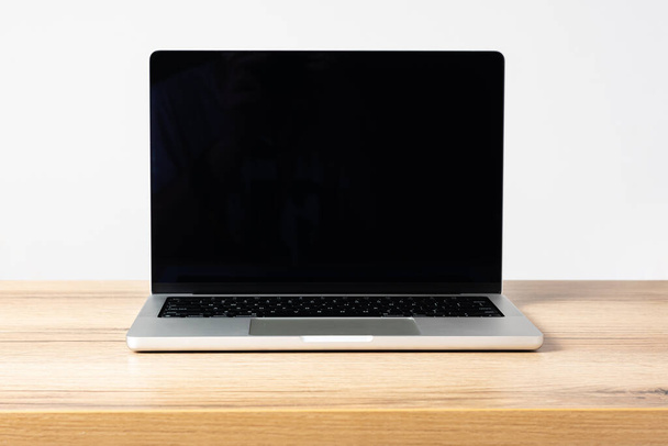 ordinateur portable moderne avec écran noir sur le fond blanc - Photo, image