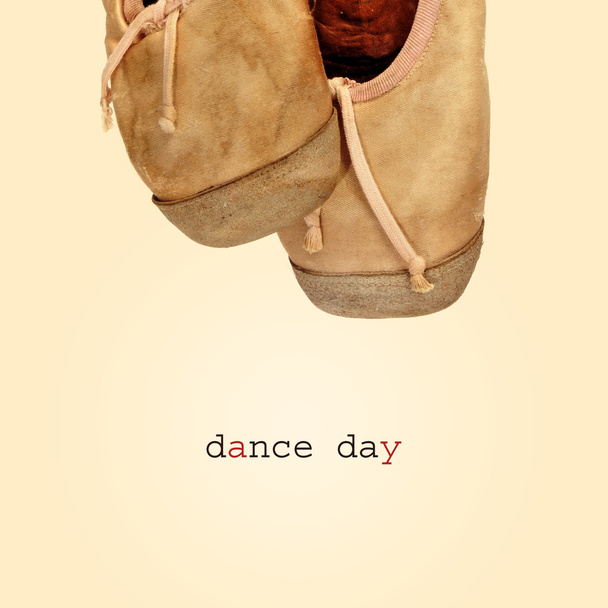 Sapatos pontiagudos usados e o dia de dança de texto
 - Foto, Imagem