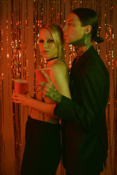 Пара, стоящая вместе на вечеринке рейва - Фото, изображение