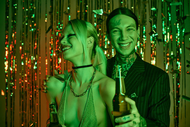 Ein Paar auf einer Rave-Party steht nebeneinander - Foto, Bild