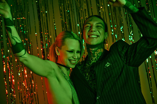 Δύο άνθρωποι που χορεύουν με ενέργεια σε ένα ρέιβ πάρτι - Φωτογραφία, εικόνα