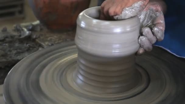 Close up van handen werken clay op potter van wiel - Video