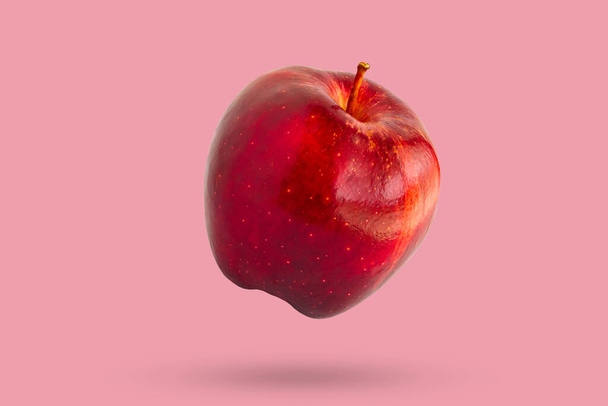 Świeże czerwone jabłko izolowane na różowym tle - Zdjęcie, obraz