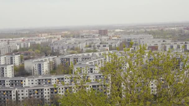 Bahar sisli günü Berlin-Marzahn. Berlin-Marzahn 'daki gözlem kulesinden görüntü. - Video, Çekim