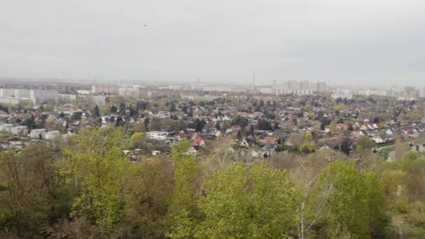 Lente mistige dag Berlijn-Marzahn. Uitzicht vanaf de uitkijktoren op Berlijn-Marzahn. - Video