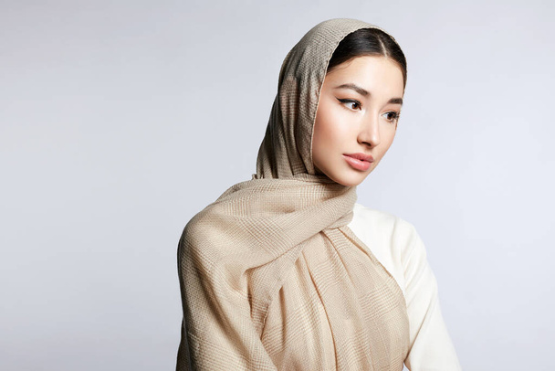 bela asiático jovem mulher. menina de beleza no hijab. moda modelo de estilo oriental - Foto, Imagem