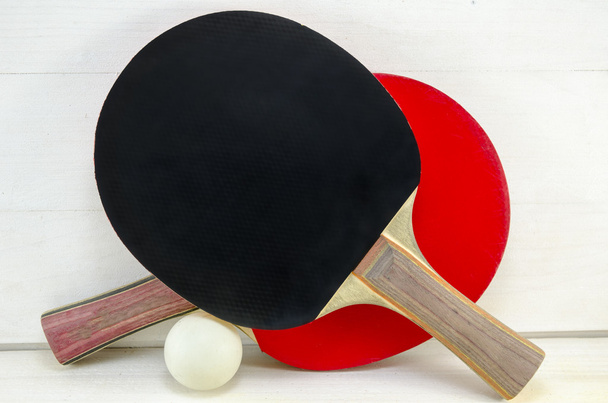 Dos raquetas de tenis de mesa y una pelota
 - Foto, imagen