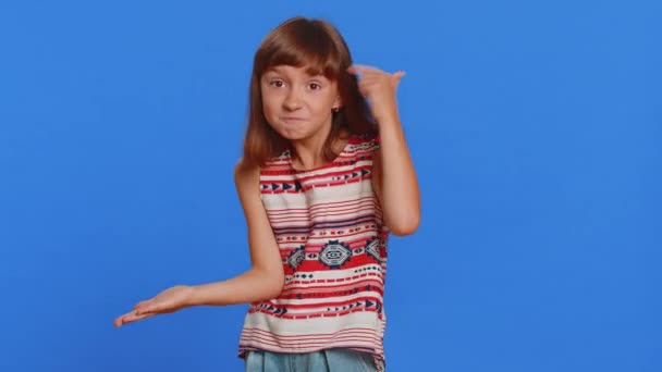 Kind meisje kind handen opsteken vragen waarom de reden van het falen, ongeloof irritatie door problemen, trendy social media meme, anti-life hacks, belachelijk maakt mensen die eenvoudige taken compliceren zonder reden - Video