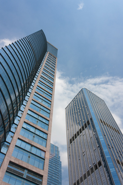 Mavi gökyüzü olan modern ofis binası - Fotoğraf, Görsel