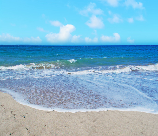 Platamona strand onder een blauwe lucht - Foto, afbeelding