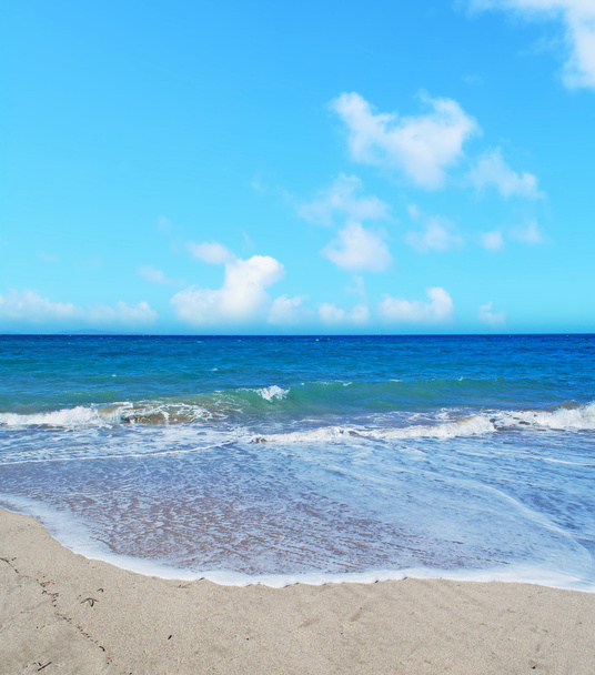 Пляж Platamona под голубым небом
 - Фото, изображение