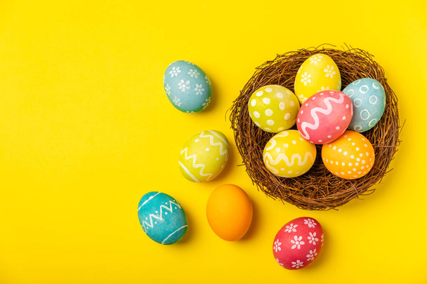 Húsvéti tojás fényes háttérrel. Húsvéti ünnepség koncepció. Színes húsvéti kézzel készített díszített húsvéti tojás. Helyet az sms-nek. Fénymásolási hely. - Fotó, kép