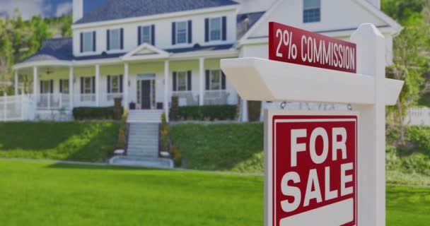 2% Provision für den Verkauf von Immobilien Zeichen mit einem neuen Zuhause im Hintergrund. - Filmmaterial, Video
