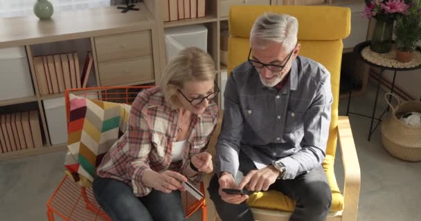 Ältere oder ältere Paare, die online einkaufen, sitzen zu Hause - Filmmaterial, Video