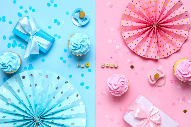 Heerlijke cupcakes met geschenkdozen, decoraties en tekst BOY GIRL op kleur achtergrond. Gender onthullen partijconcept - Foto, afbeelding