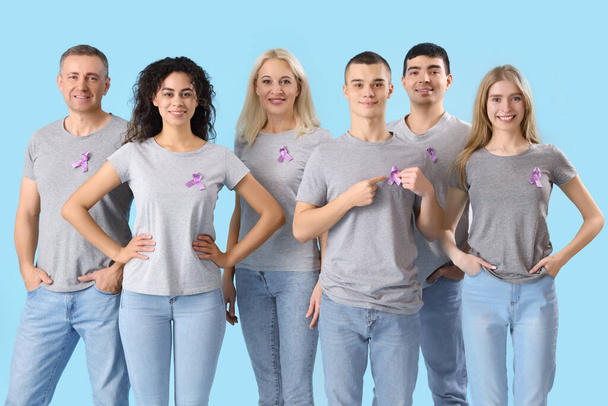 Lidé s levandulovými stuhami na modrém pozadí. Světový den rakoviny - Fotografie, Obrázek
