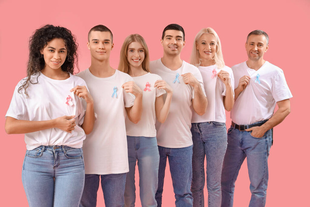 Lidé s růžové a modré uvědomění stuhy na barevném pozadí. Světový den rakoviny - Fotografie, Obrázek