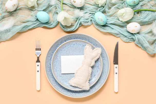 Stílusos ünnepi asztal beállítása húsvéti ünneplés üres kártya bézs háttér - Fotó, kép