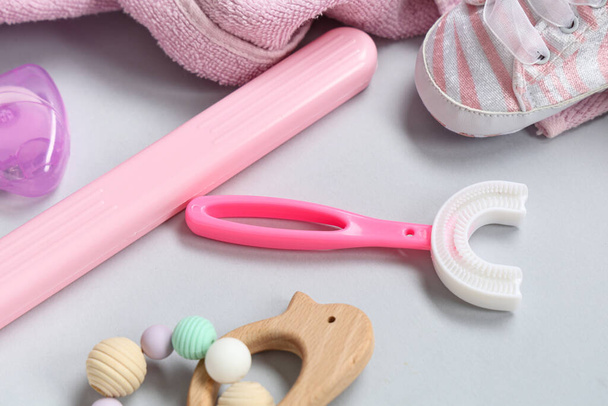 Cepillo de dientes para niños con estuche sobre fondo blanco - Foto, Imagen