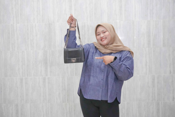 Expresión de mujer asiática indonesia usando hijab y camisa azul - Foto, imagen